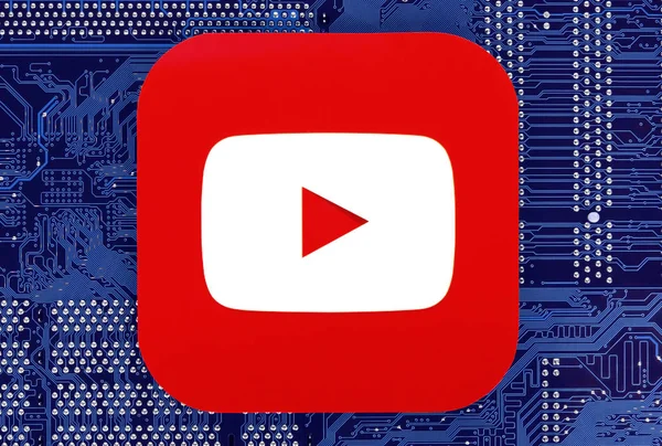 Icono de Youtube colocado en la placa de circuito — Foto de Stock