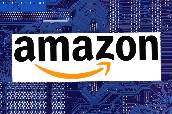 Logotipo Amazon colocado na placa de circuito — Fotografia de Stock