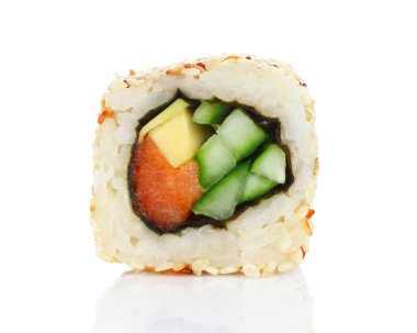 Somon, pirinç, avokado, salatalık ve nori ile suşi rulo parçaları