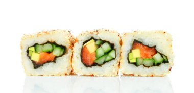 Somon, pirinç, avokado, salatalık ve nori ile suşi rulo parçaları