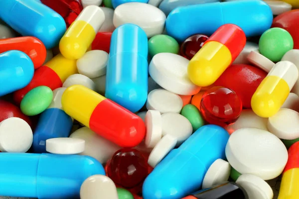 Крупный план различных цветных таблеток — стоковое фото