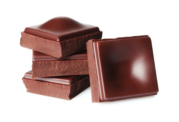 Dunkle Schokoladenstücke isoliert auf weißem Hintergrund — Stockfoto