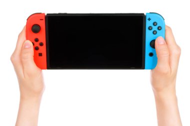 Kadın elleri Nintendo Anahtarı konsolu tutuyor