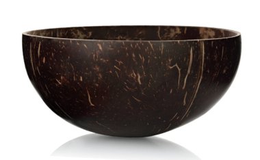 Yarım hindistan cevizi kabuğundan yapılmış, sert kabuklu, şeffaf bir arka planda izole edilmiş, keskin doğal detaylar için tam odaklanmış.