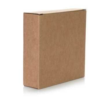 Şeffaf bir arkaplanda izole edilmiş ince bir Kraft karton kutu. Minimum, çevre dostu ambalaj konsepti, depolama, hediyeler, nakliyat ve ürün sunumu için çok yönlü