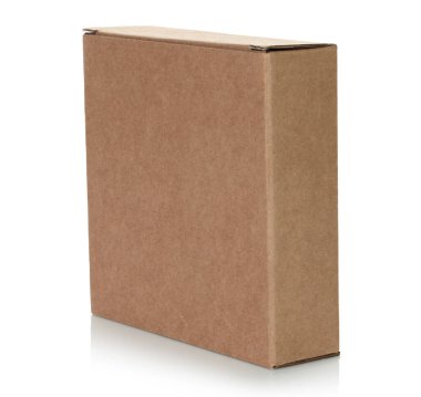 Şeffaf bir arkaplanda izole edilmiş ince bir Kraft karton kutu. Minimum, çevre dostu ambalaj konsepti, depolama, hediyeler, nakliyat ve ürün sunumu için çok yönlü