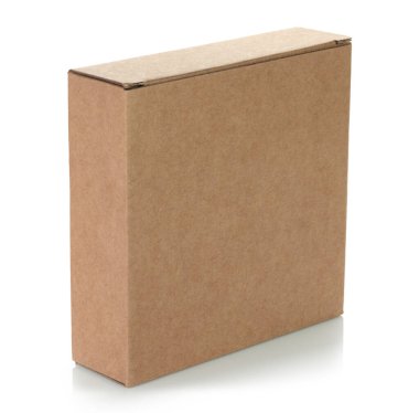 Şeffaf bir arkaplanda izole edilmiş ince bir Kraft karton kutu. Minimum, çevre dostu ambalaj konsepti, depolama, hediyeler, nakliyat ve ürün sunumu için çok yönlü