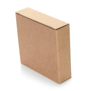 Şeffaf bir arkaplanda izole edilmiş ince bir Kraft karton kutu. Minimum, çevre dostu ambalaj konsepti, depolama, hediyeler, nakliyat ve ürün sunumu için çok yönlü