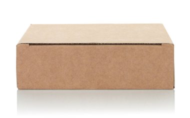 Şeffaf bir arkaplanda izole edilmiş ince bir Kraft karton kutu. Minimum, çevre dostu ambalaj konsepti, depolama, hediyeler, nakliyat ve ürün sunumu için çok yönlü