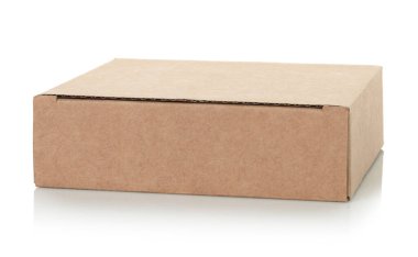 Şeffaf bir arkaplanda izole edilmiş ince bir Kraft karton kutu. Minimum, çevre dostu ambalaj konsepti, depolama, hediyeler, nakliyat ve ürün sunumu için çok yönlü