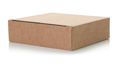Şeffaf bir arkaplanda izole edilmiş ince bir Kraft karton kutu. Minimum, çevre dostu ambalaj konsepti, depolama, hediyeler, nakliyat ve ürün sunumu için çok yönlü