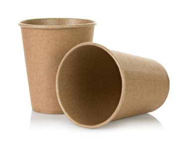 Tek ayakta duran bir minyatür kompozisyon ve şeffaf bir arka planda izole edilmiş bir Kraft kağıt bardak. Minimum, çevre dostu, kahve, çay veya içecek sergisi için çok yönlü