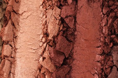 Kırık ve parçalanmış göz farı paleti, fırça darbeleri, arka plan için yakın plan, üst görüş. Örnek kozmetik konsepti