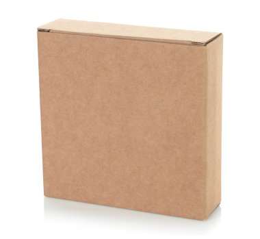 Şeffaf bir arkaplanda izole edilmiş ince bir Kraft karton kutu. Minimum, çevre dostu ambalaj konsepti, depolama, hediyeler, nakliyat ve ürün sunumu için çok yönlü