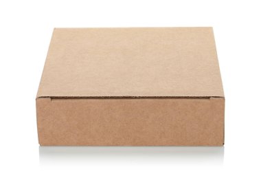 Şeffaf bir arkaplanda izole edilmiş ince bir Kraft karton kutu. Minimum, çevre dostu ambalaj konsepti, depolama, hediyeler, nakliyat ve ürün sunumu için çok yönlü