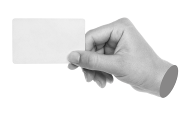 Elinde boş bir kartvizit var, şeffaf bir arka planda izole edilmiş, iş konsepti. Çağdaş sanat