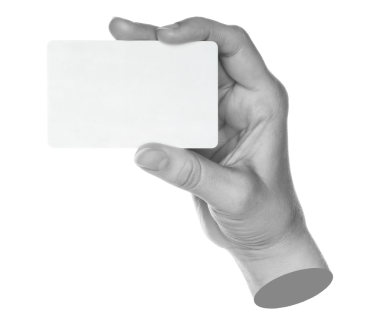 Elinde boş bir kartvizit var, şeffaf bir arka planda izole edilmiş, iş konsepti. Çağdaş sanat tasarımı