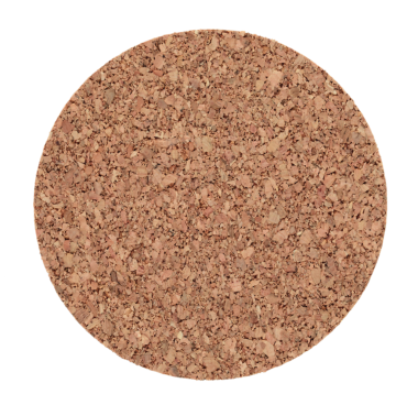 Yuvarlak mantar daire, şeffaf bir arkaplan üzerinde izole, üst görünüm. Sıfır atık yaşam tarzı, el yapımı tasarım ve sürdürülebilir ürün sunumu için doğal çevre dostu malzeme. Tam odaklı fotoğraf