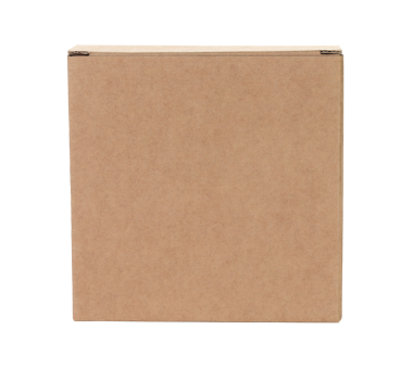 Şeffaf bir arkaplanda izole edilmiş ince bir Kraft karton kutu. Minimum, çevre dostu ambalaj konsepti, depolama, hediyeler, nakliyat ve ürün sunumu için çok yönlü