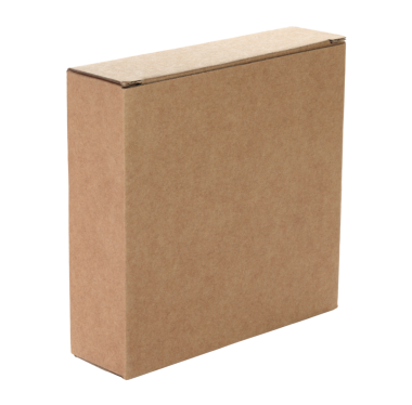 Şeffaf bir arkaplanda izole edilmiş ince bir Kraft karton kutu. Minimum, çevre dostu ambalaj konsepti, depolama, hediyeler, nakliyat ve ürün sunumu için çok yönlü
