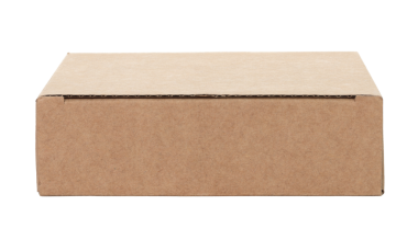 Şeffaf bir arkaplanda izole edilmiş ince bir Kraft karton kutu. Minimum, çevre dostu ambalaj konsepti, depolama, hediyeler, nakliyat ve ürün sunumu için çok yönlü