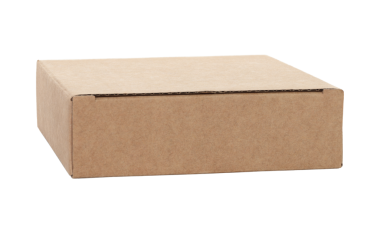 Şeffaf bir arkaplanda izole edilmiş ince bir Kraft karton kutu. Minimum, çevre dostu ambalaj konsepti, depolama, hediyeler, nakliyat ve ürün sunumu için çok yönlü