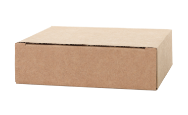 Şeffaf bir arkaplanda izole edilmiş ince bir Kraft karton kutu. Minimum, çevre dostu ambalaj konsepti, depolama, hediyeler, nakliyat ve ürün sunumu için çok yönlü