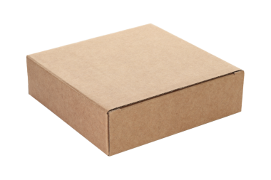 Şeffaf bir arkaplanda izole edilmiş ince bir Kraft karton kutu. Minimum, çevre dostu ambalaj konsepti, depolama, hediyeler, nakliyat ve ürün sunumu için çok yönlü