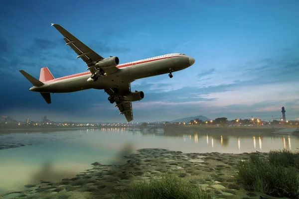 Alacakaranlıkta Nehir Kenarındaki Uçağın Güzel Manzarası — Stok fotoğraf