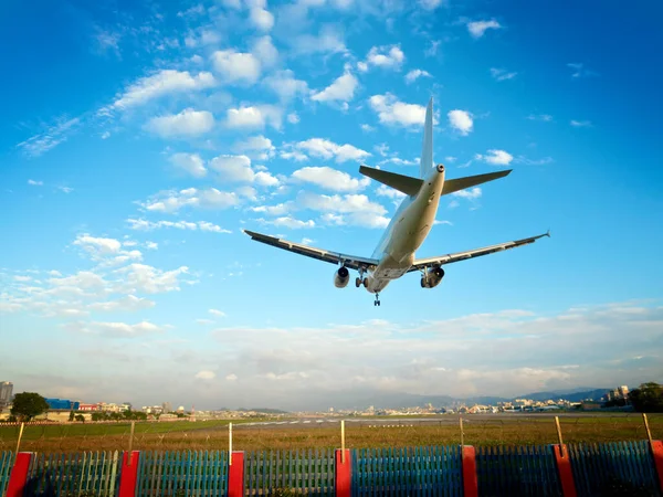 Flygplan Landar Taipei Songshan Flygplats Taipei Mot Blå Himmel Taiwan — Stockfoto