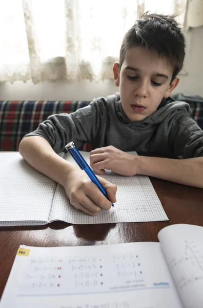 Παιδί Κάνει Την Εργασία Του Σχετικά Την Μαθηματική — Φωτογραφία Αρχείου