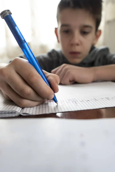 Boy Csinálni Házi Feladatot Notebook — Stock Fotó