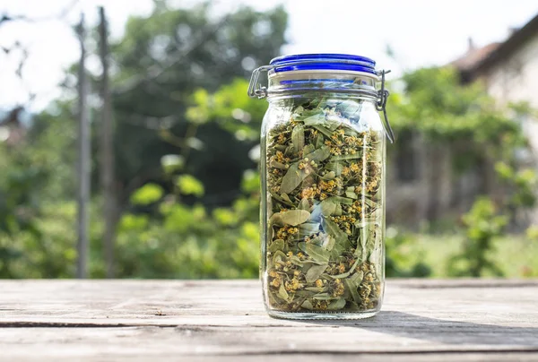 Jar Met Linden Bloesem Houten Tafel Tuin Linden Bloesem Bank — Stockfoto