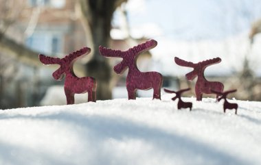 Ahşap Noel geyiği şekil üstünde kar.
