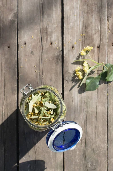 Jar Met Linden Bloesem Houten Tafel Zonnige Dag — Stockfoto