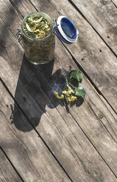 Jar Met Linden Bloesem Houten Tafel Zonnige Dag — Stockfoto