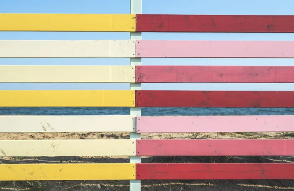 赤と黄色の板の背景 晴れた日 — ストック写真