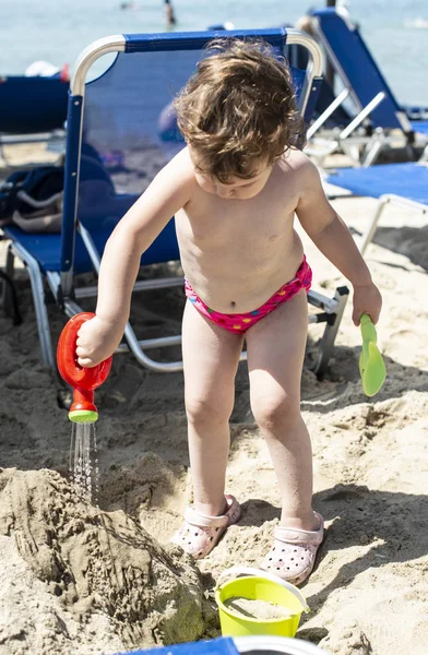 小女孩在海滩上玩水 — 图库照片