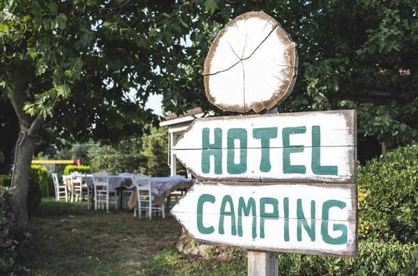 Hotel Camping Drewniany Szyld — Zdjęcie stockowe