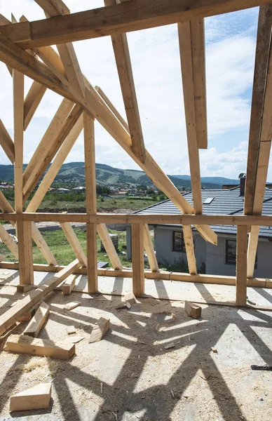 Dokonywanie Dachu Drewnianymi Belkami Wnętrze — Zdjęcie stockowe