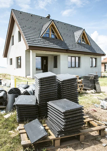 Posa Tegole Sul Tetto Nuova Costruzione Casa — Foto Stock