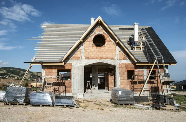 Posa Tegole Sul Tetto Nuova Costruzione Casa — Foto Stock