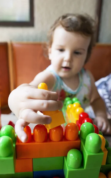 Маленькая Девочка Играет Разноцветными Блоками — стоковое фото