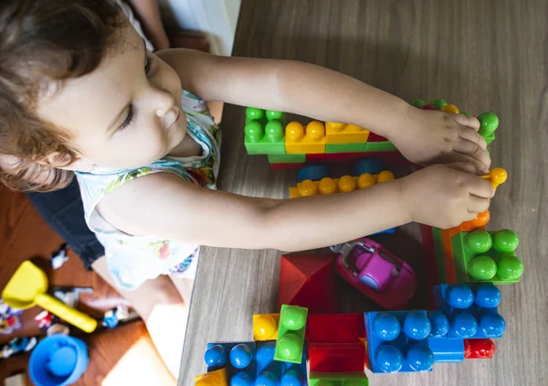 Liten Flicka Som Leker Med Multicolor Block — Stockfoto