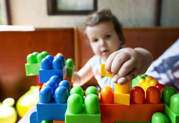 Criança Brincando Com Cubos Coloca Cubo — Fotografia de Stock