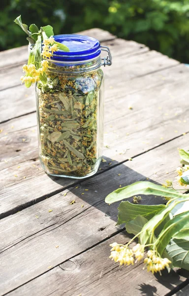 Jar Met Linden Bloesem Houten Tafel Zonnige Dag — Stockfoto