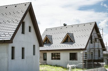 Küçük yeni yapı evleri.