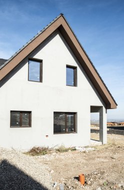 Yeni evler inşa. Siyah tavan, dağ