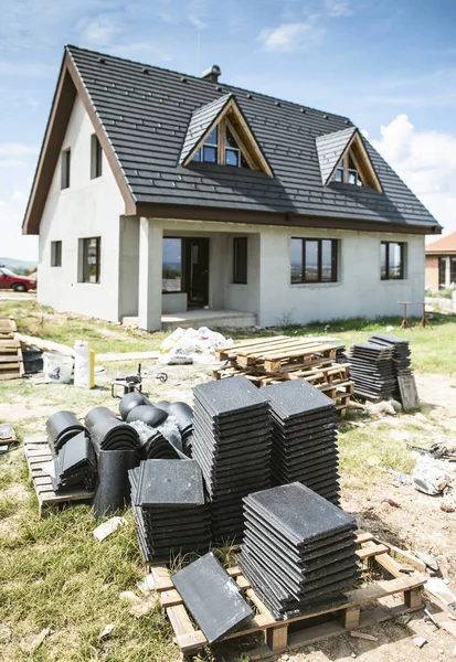 Meletakkan Atap Ubin Pada Membangun Rumah Baru — Stok Foto