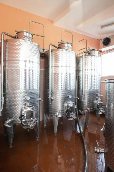 ワイナリーでワインの発酵 — ストック写真
